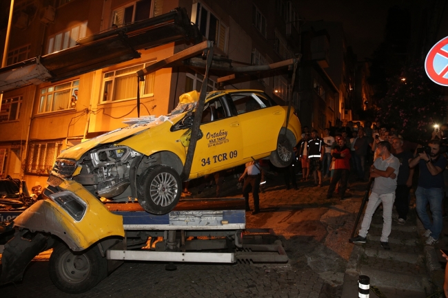 Kontrolden çıkan taksi evin salonuna girdi